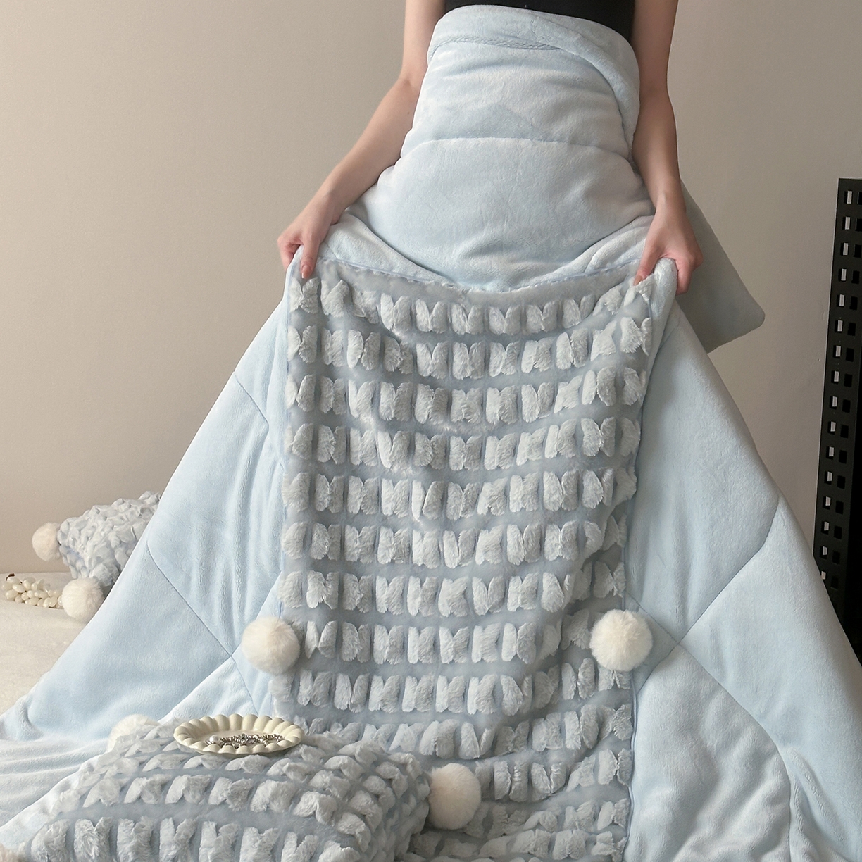 91家纺网 家纺一手货源 找家纺 （总）多米家居 2025新款暖绒多功能剪花蝶梦抱枕被系列