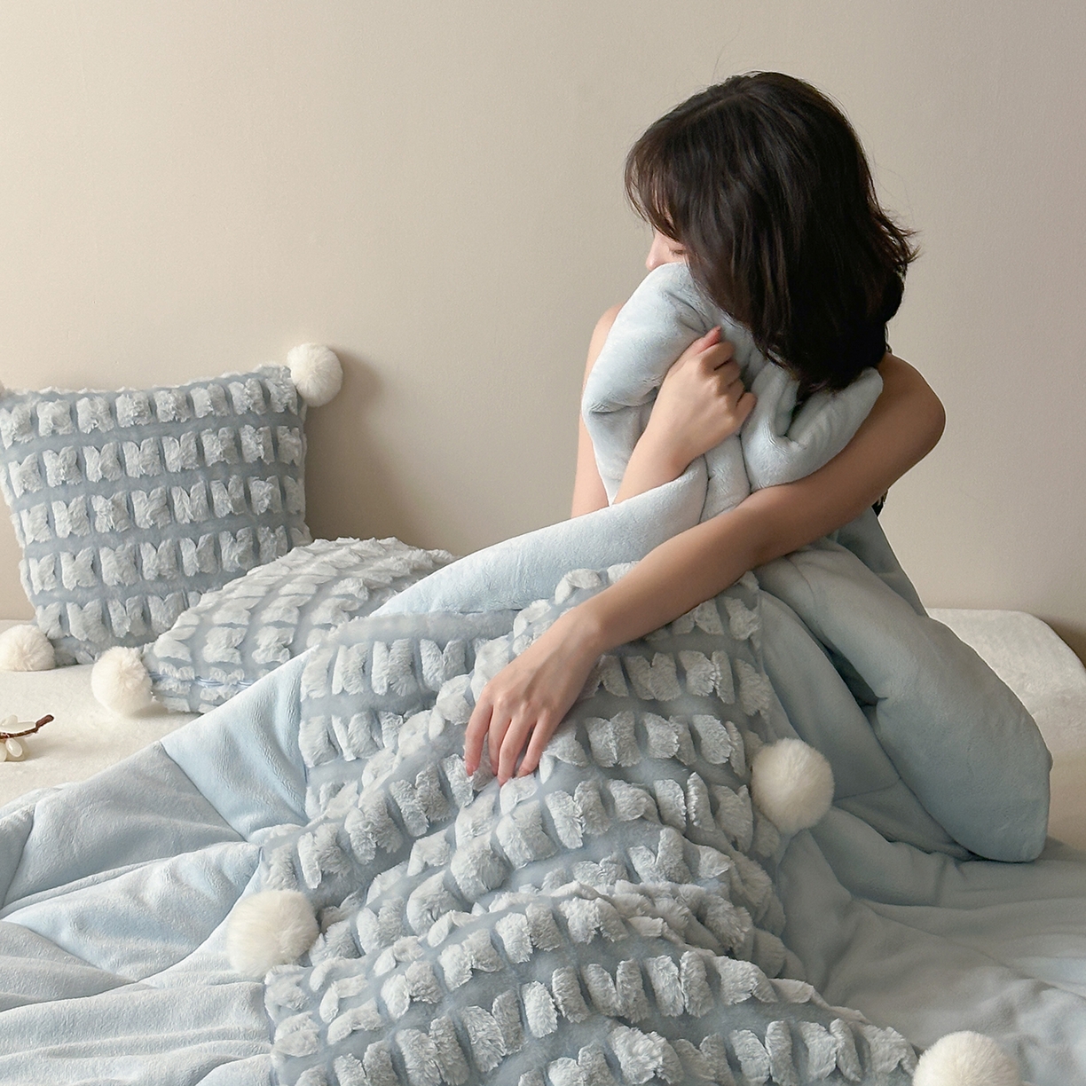 91家纺网 家纺一手货源 找家纺 （总）多米家居 2025新款暖绒多功能剪花蝶梦抱枕被系列