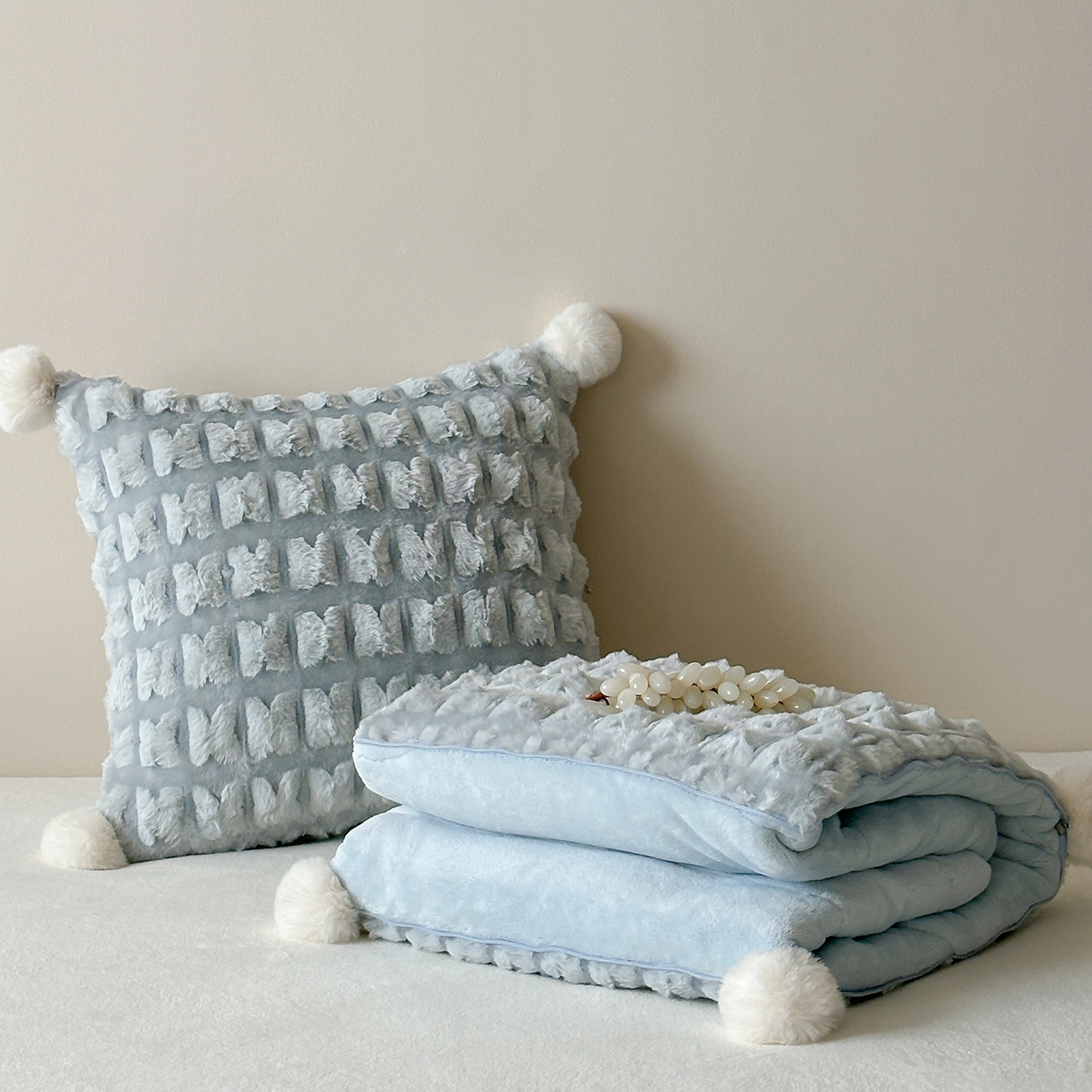 91家纺网 家纺一手货源 找家纺 （总）多米家居 2025新款暖绒多功能剪花蝶梦抱枕被系列