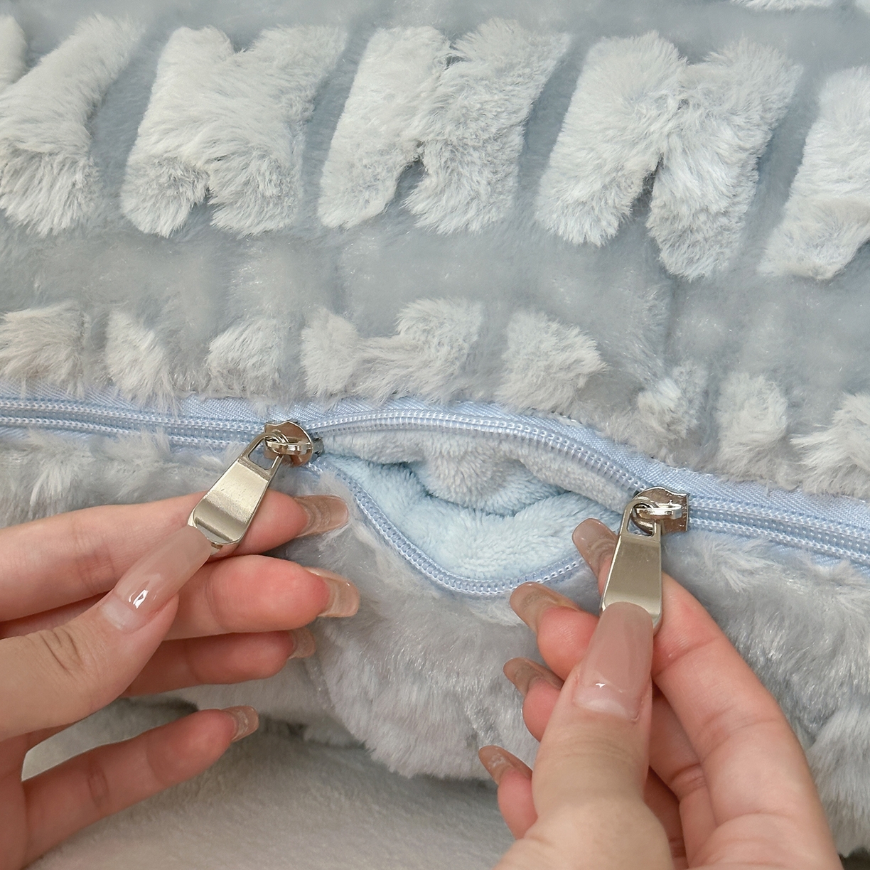 91家纺网 家纺一手货源 找家纺 （总）多米家居 2025新款暖绒多功能剪花蝶梦抱枕被系列