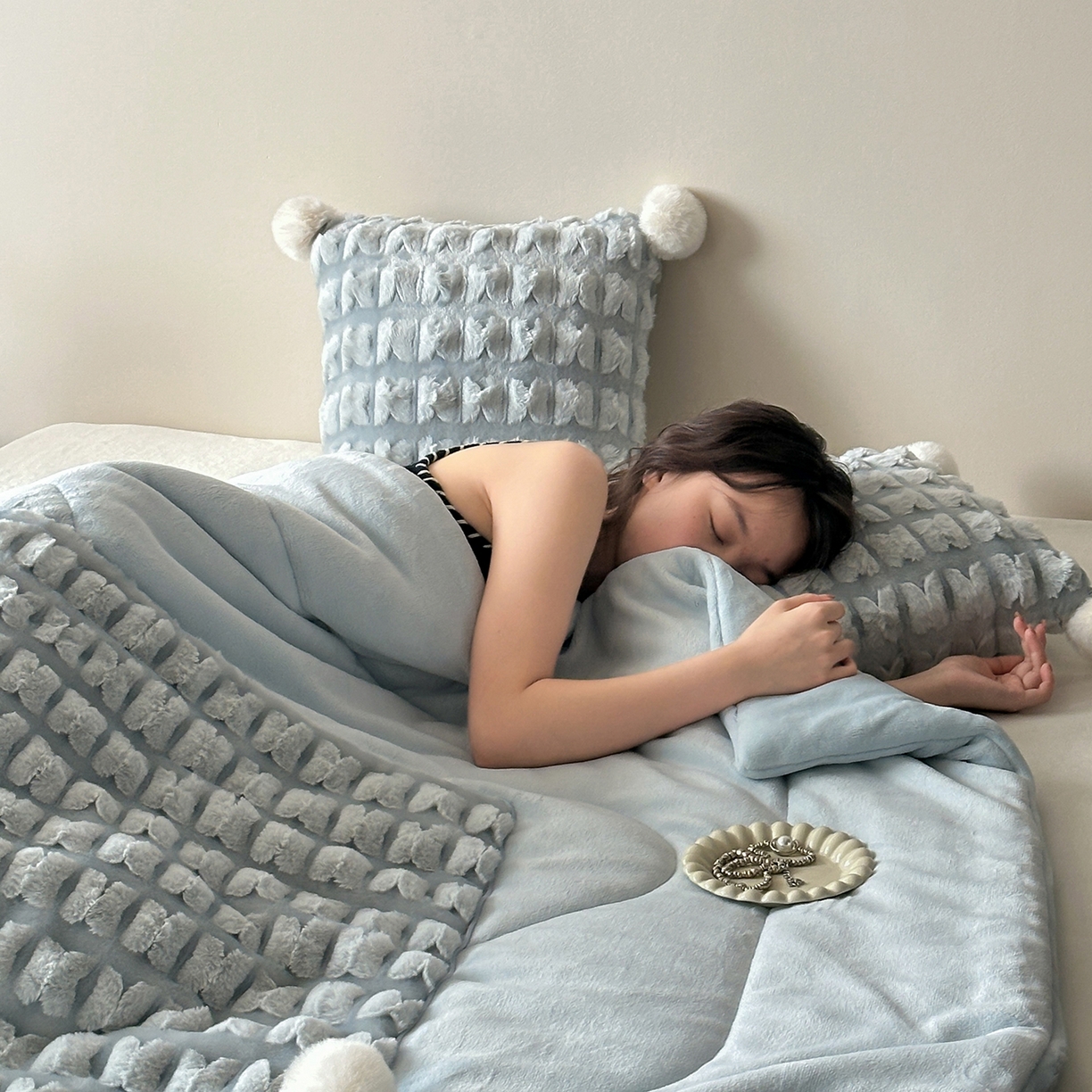 91家纺网 家纺一手货源 找家纺 多米家居 2025新款暖绒多功能剪花蝶梦抱枕被系列 福叠-蓝