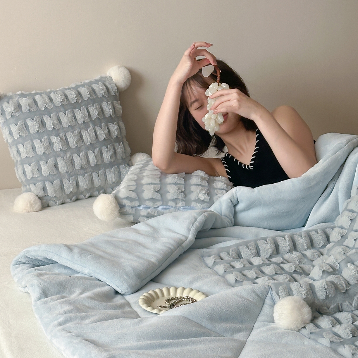 91家纺网 家纺一手货源 找家纺 多米家居 2025新款暖绒多功能剪花蝶梦抱枕被系列 福叠-蓝