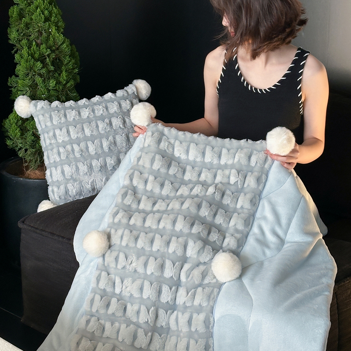 91家纺网 家纺一手货源 找家纺 多米家居 2025新款暖绒多功能剪花蝶梦抱枕被系列 福叠-蓝