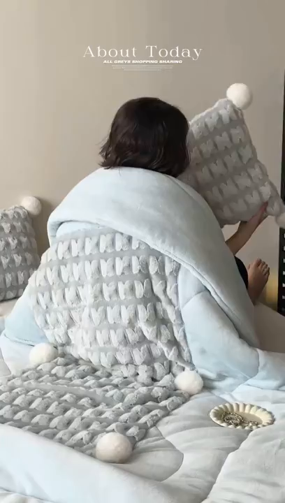 91家纺网 家纺一手货源 找家纺 多米家居 2025新款暖绒多功能剪花蝶梦抱枕被系列 福叠-蓝