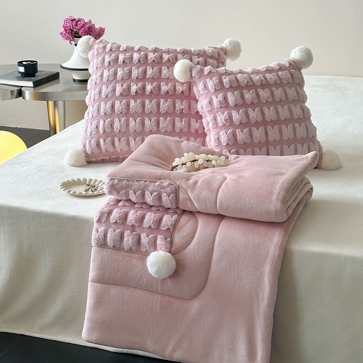 多米家居 2025新款暖绒多功能剪花蝶梦抱枕被系列 福叠-粉