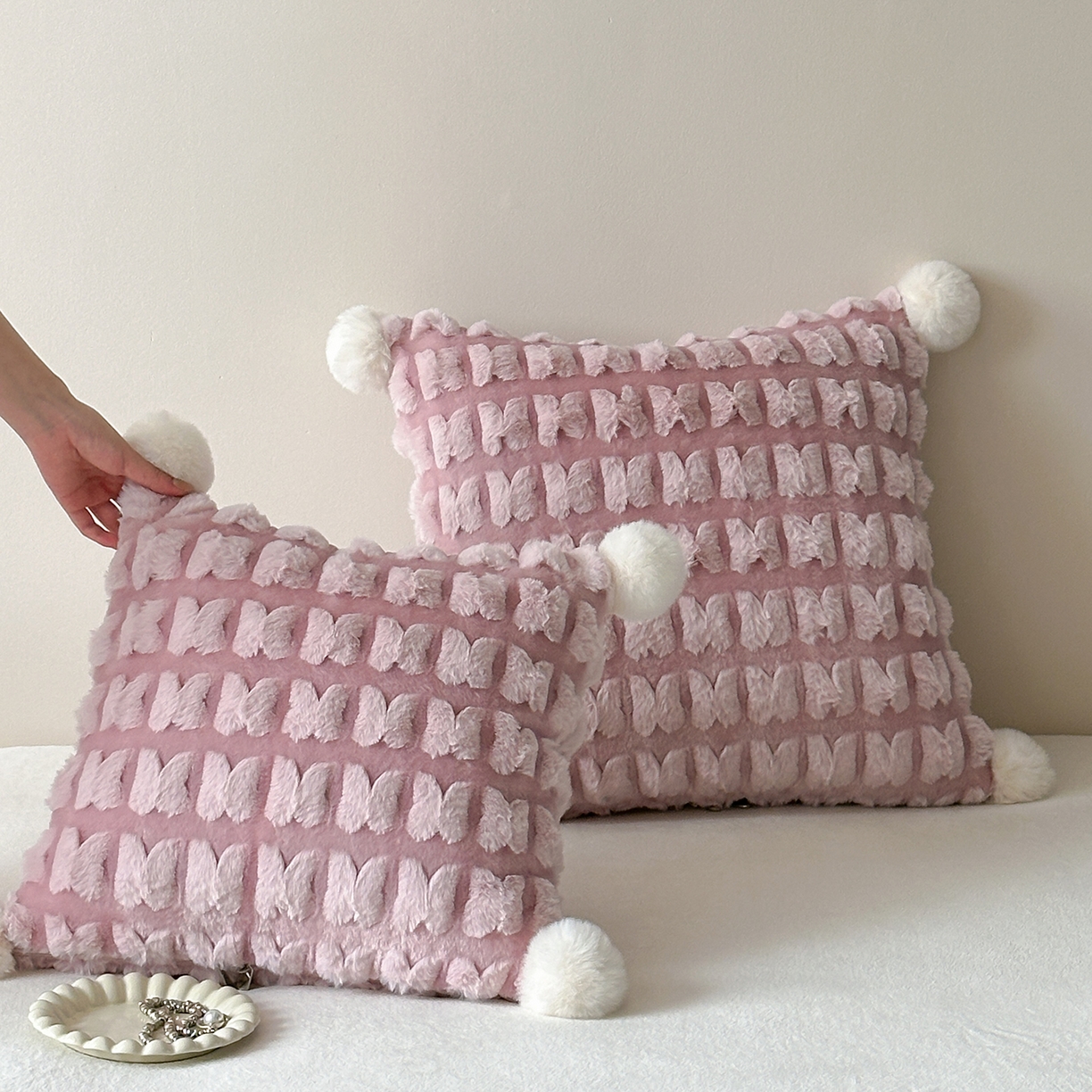 91家纺网 家纺一手货源 找家纺 多米家居 2025新款暖绒多功能剪花蝶梦抱枕被系列 福叠-粉