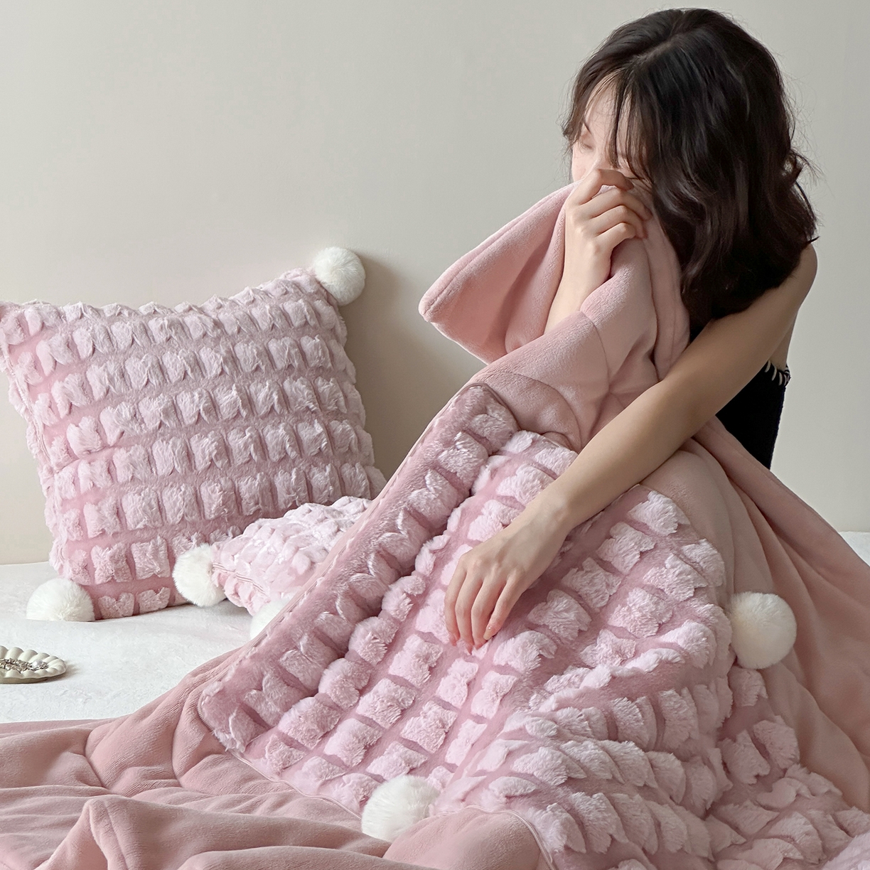 91家纺网 家纺一手货源 找家纺 多米家居 2025新款暖绒多功能剪花蝶梦抱枕被系列 福叠-粉