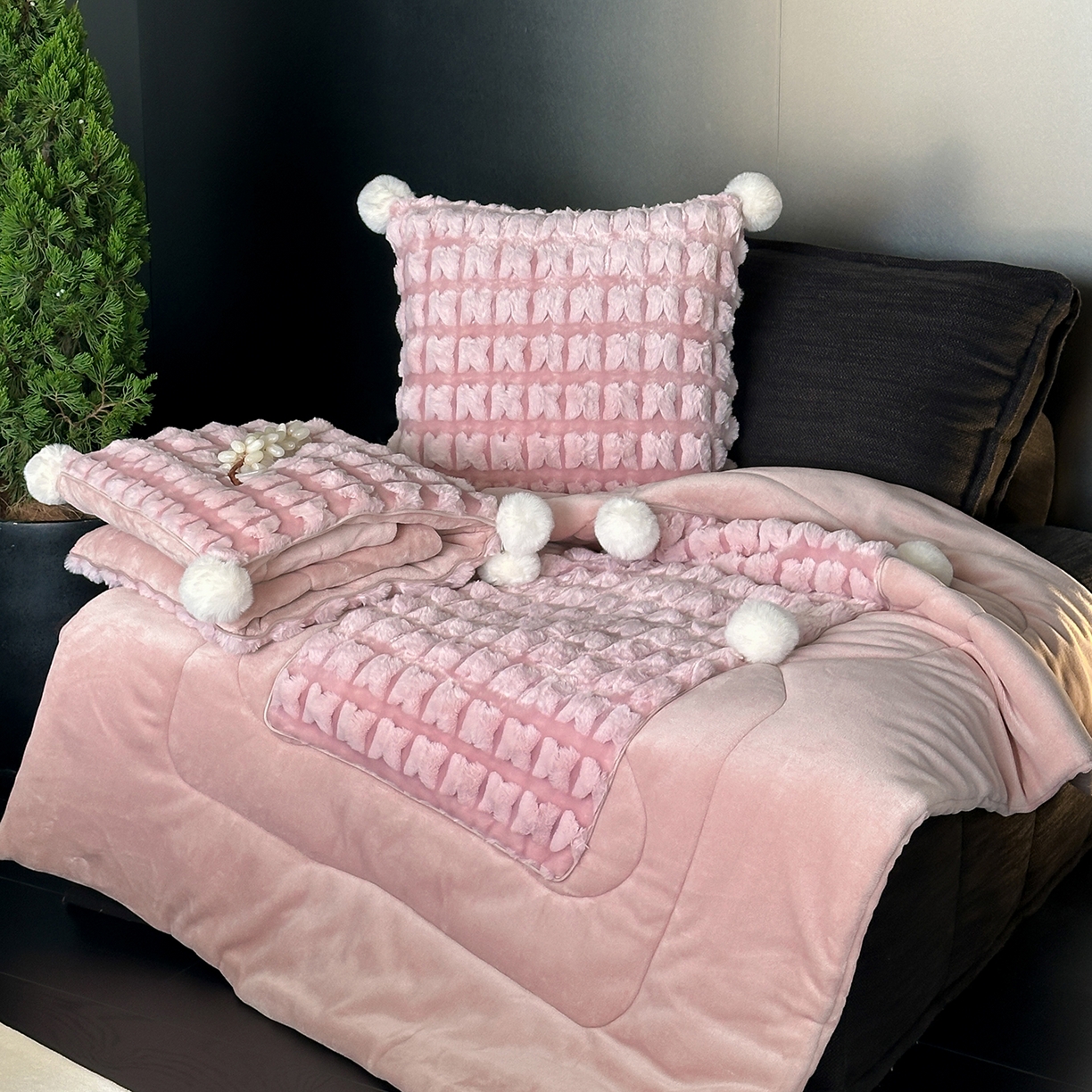 91家纺网 家纺一手货源 找家纺 多米家居 2025新款暖绒多功能剪花蝶梦抱枕被系列 福叠-粉