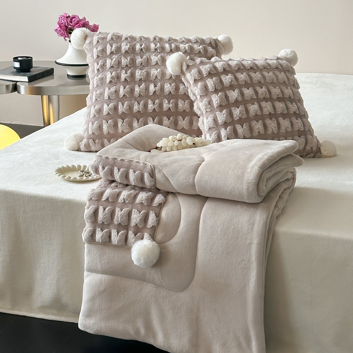 多米家居 2025新款暖绒多功能剪花蝶梦抱枕被系列 福叠-咖