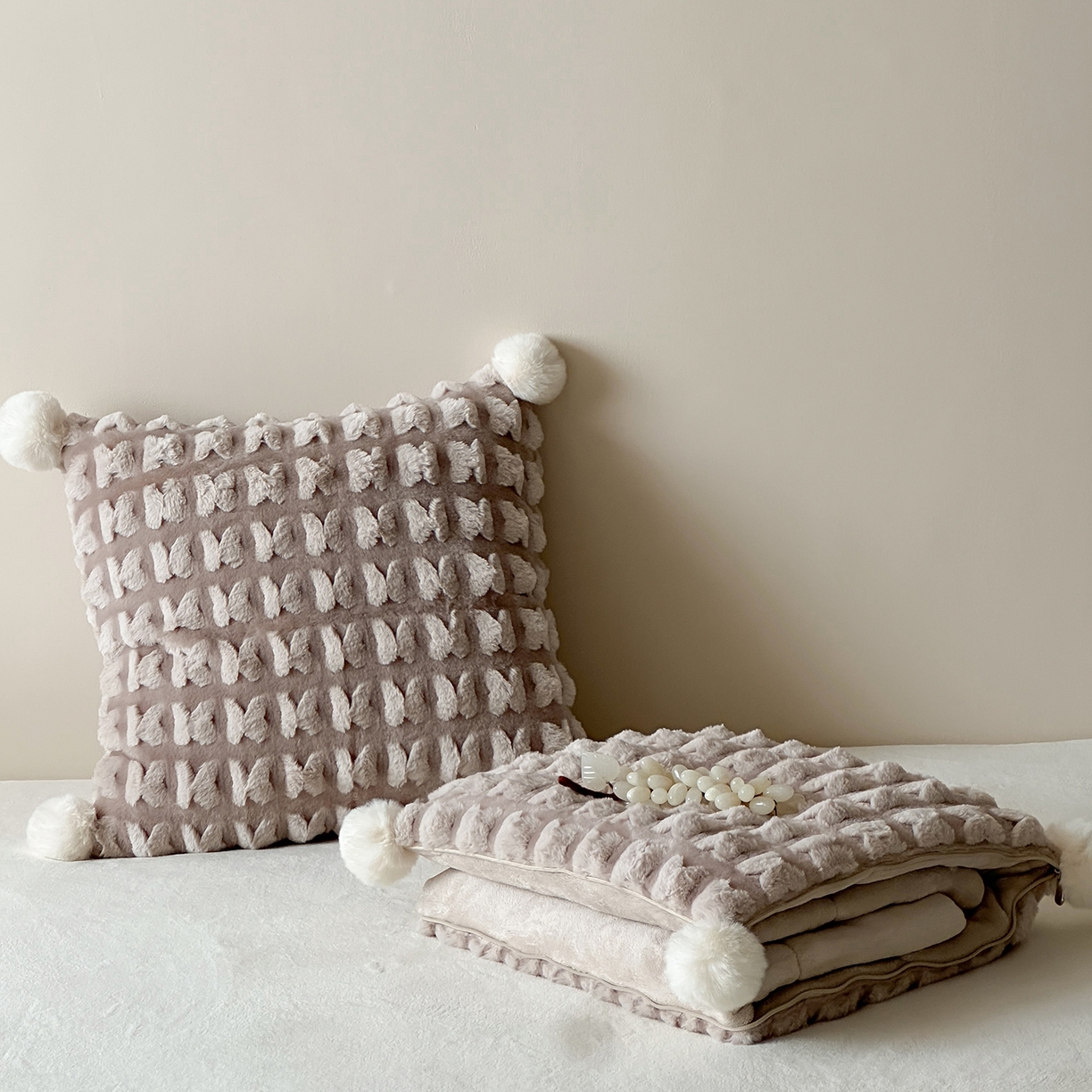 91家纺网 家纺一手货源 找家纺 多米家居 2025新款暖绒多功能剪花蝶梦抱枕被系列 福叠-咖