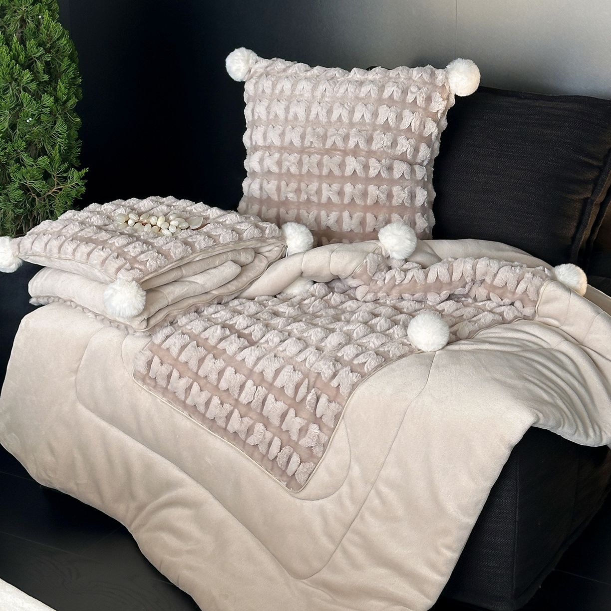 91家纺网 家纺一手货源 找家纺 多米家居 2025新款暖绒多功能剪花蝶梦抱枕被系列 福叠-咖