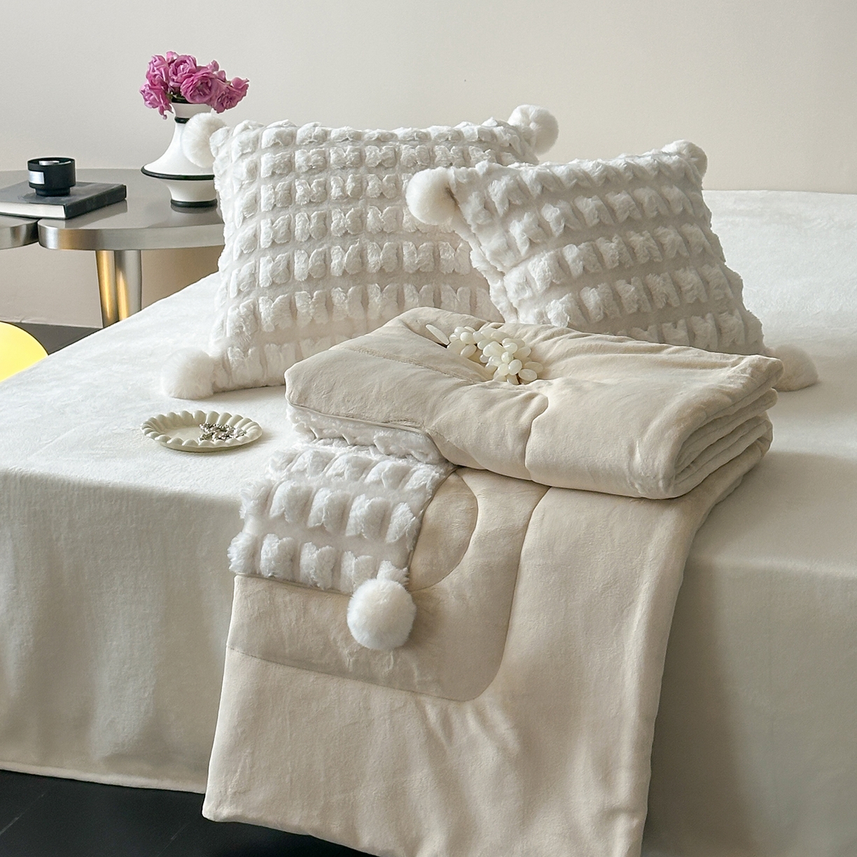 多米家居 2025新款暖绒多功能剪花蝶梦抱枕被系列 福叠-奶白