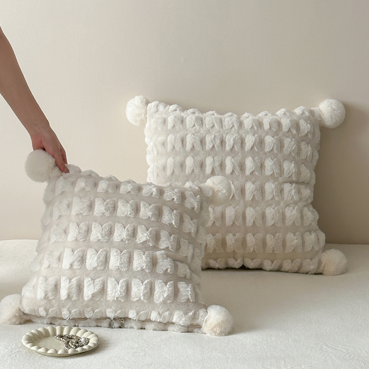 91家纺网 家纺一手货源 找家纺 多米家居 2025新款暖绒多功能剪花蝶梦抱枕被系列 福叠-奶白