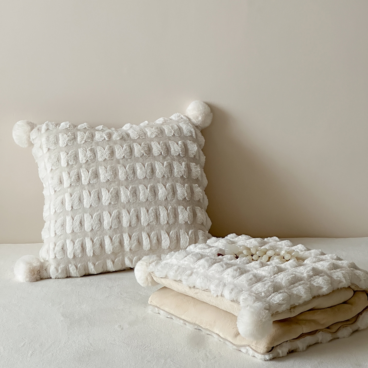 91家纺网 家纺一手货源 找家纺 多米家居 2025新款暖绒多功能剪花蝶梦抱枕被系列 福叠-奶白