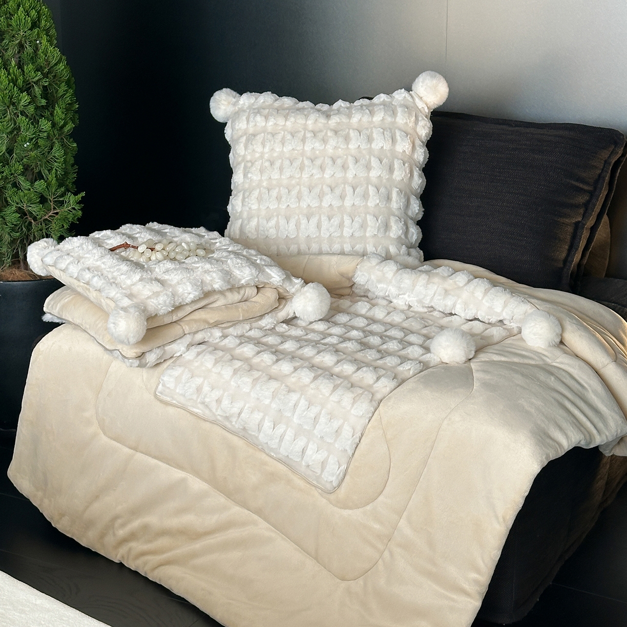 91家纺网 家纺一手货源 找家纺 多米家居 2025新款暖绒多功能剪花蝶梦抱枕被系列 福叠-奶白