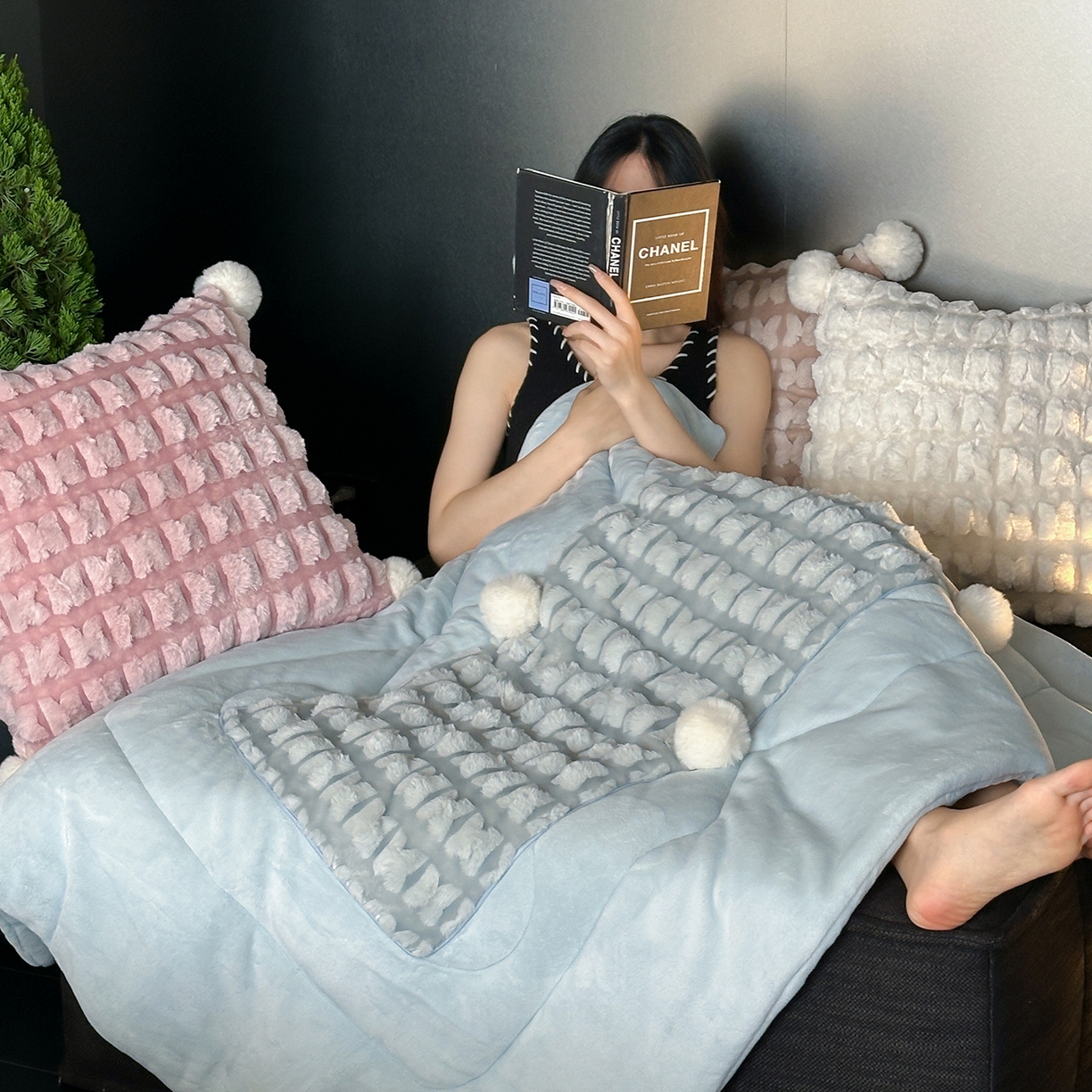 91家纺网 家纺一手货源 找家纺 多米家居 2025新款暖绒多功能剪花蝶梦抱枕被系列 组合