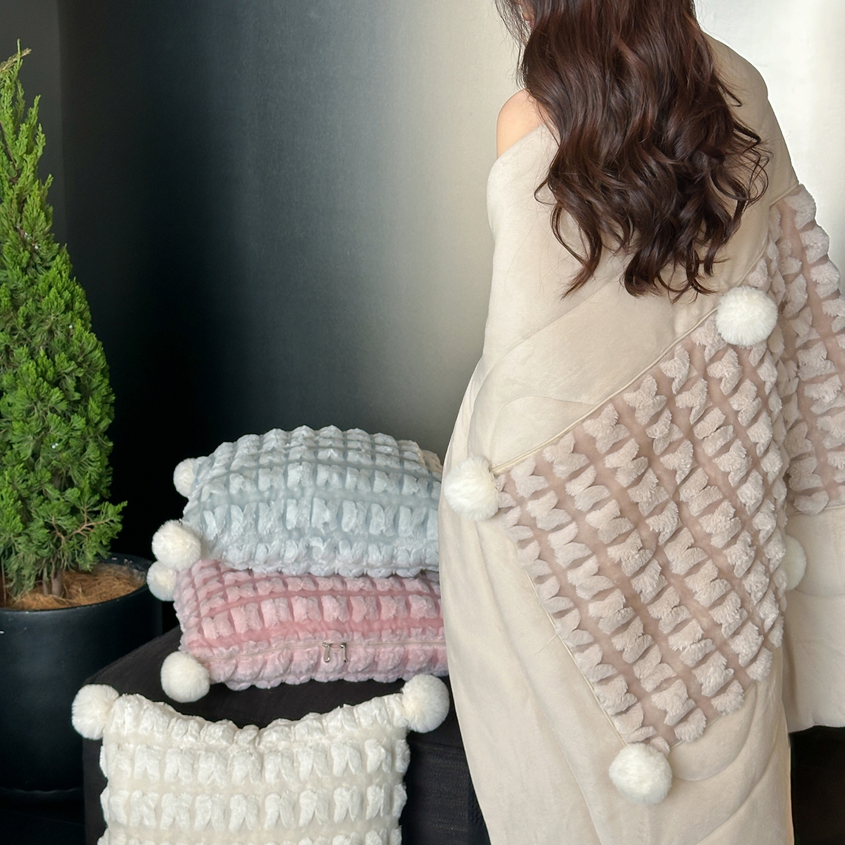 91家纺网 家纺一手货源 找家纺 多米家居 2025新款暖绒多功能剪花蝶梦抱枕被系列 组合