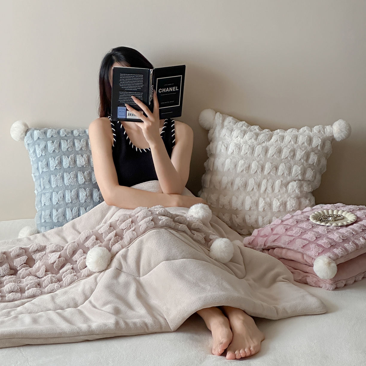 91家纺网 家纺一手货源 找家纺 多米家居 2025新款暖绒多功能剪花蝶梦抱枕被系列 组合