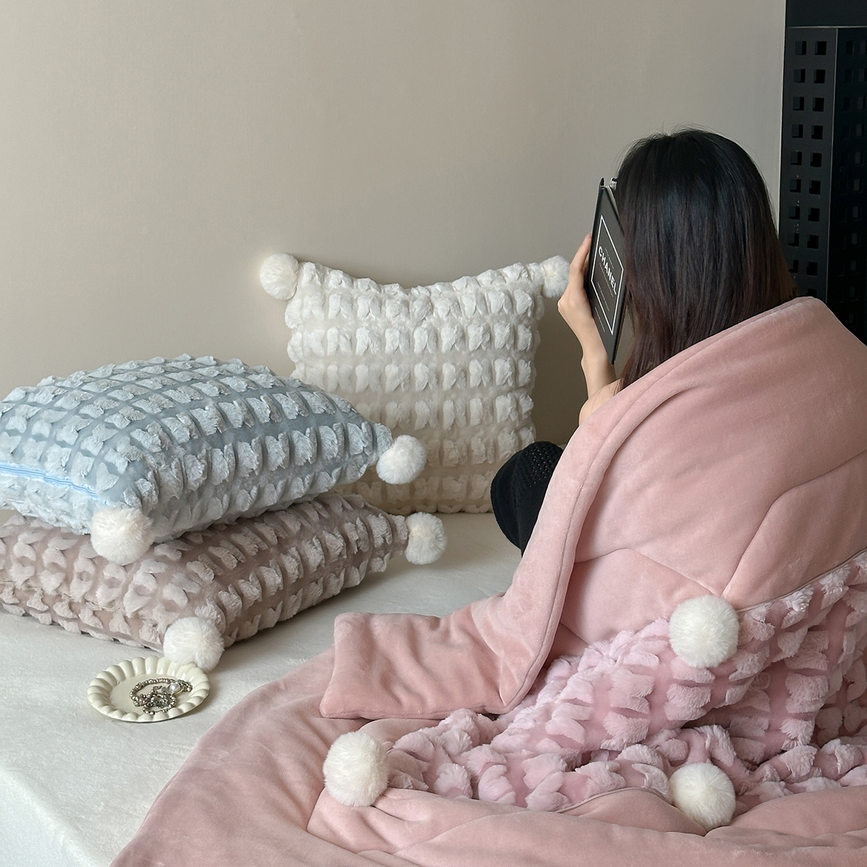 91家纺网 家纺一手货源 找家纺 多米家居 2025新款暖绒多功能剪花蝶梦抱枕被系列 组合