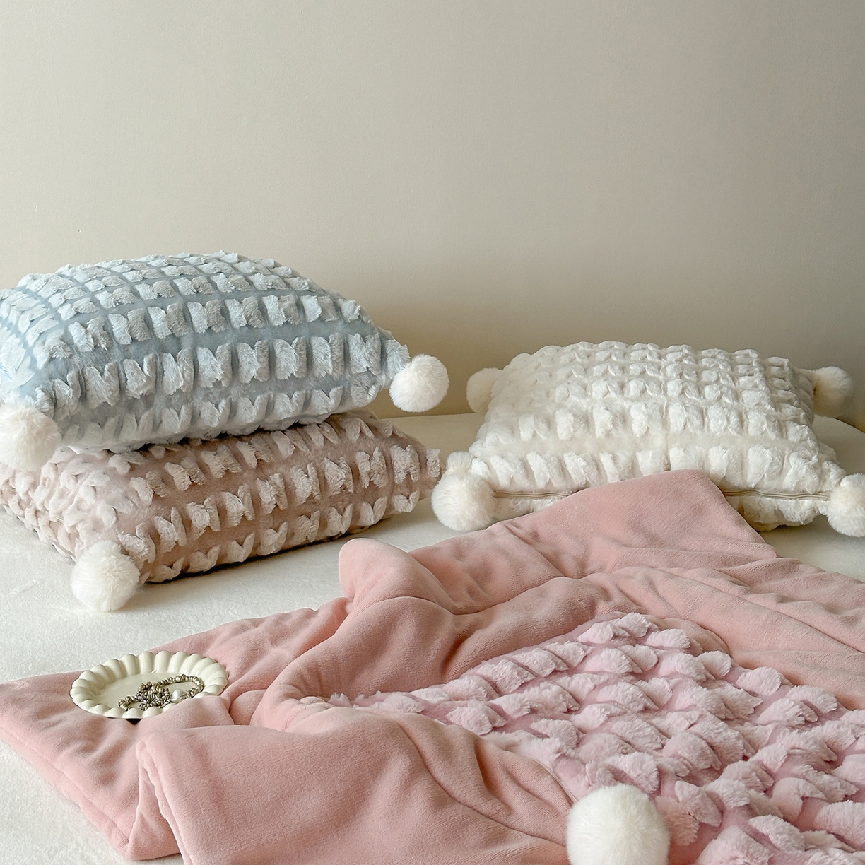 91家纺网 家纺一手货源 找家纺 多米家居 2025新款暖绒多功能剪花蝶梦抱枕被系列 组合