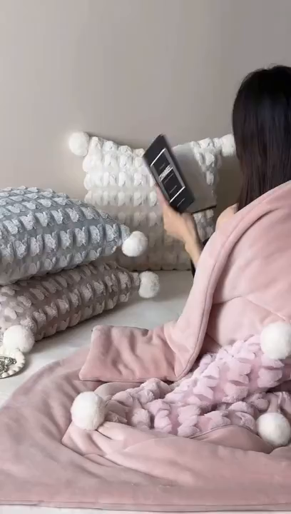 91家纺网 家纺一手货源 找家纺 多米家居 2025新款暖绒多功能剪花蝶梦抱枕被系列 组合