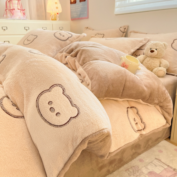 川悦生活 2025新款立体雪花绒印花大床四件套系列二场景一 曲奇小熊