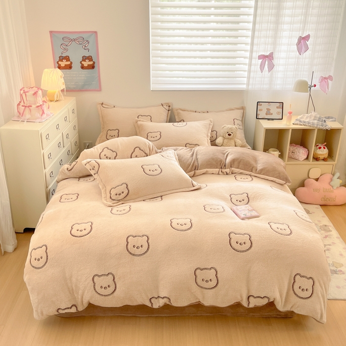 91家纺网 家纺一手货源 找家纺 川悦生活 2025新款立体雪花绒印花大床四件套系列二场景一 曲奇小熊