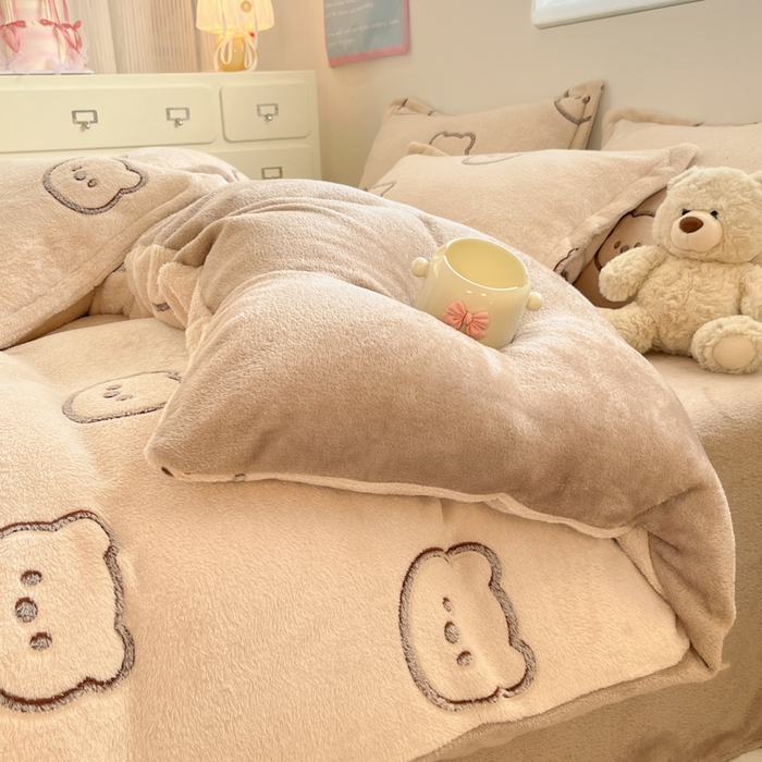 91家纺网 家纺一手货源 找家纺 川悦生活 2025新款立体雪花绒印花大床四件套系列二场景一 曲奇小熊