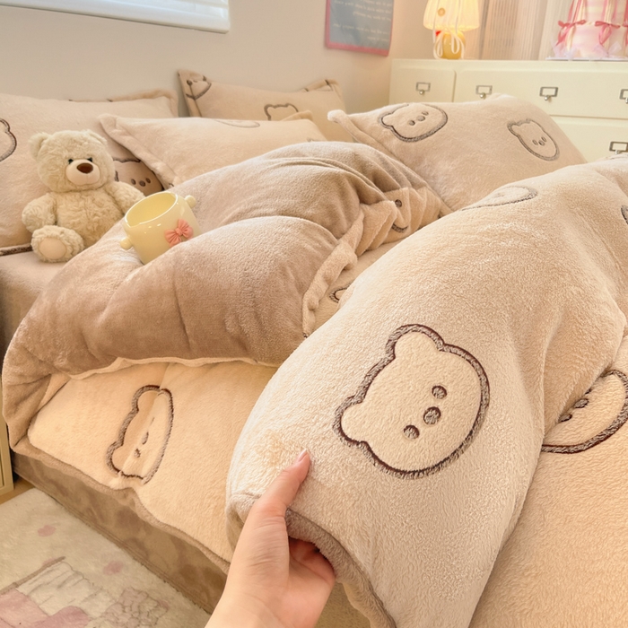 91家纺网 家纺一手货源 找家纺 川悦生活 2025新款立体雪花绒印花大床四件套系列二场景一 曲奇小熊