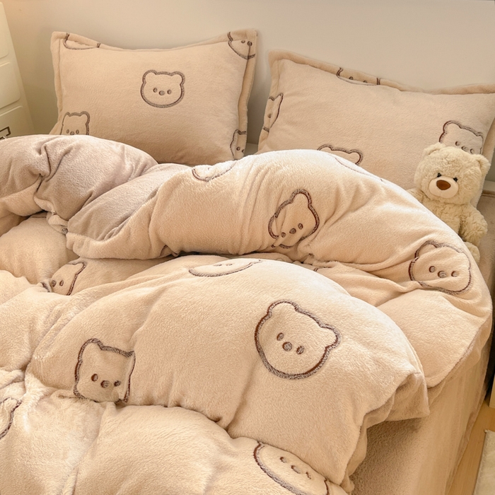 91家纺网 家纺一手货源 找家纺 川悦生活 2025新款立体雪花绒印花大床四件套系列二场景一 曲奇小熊