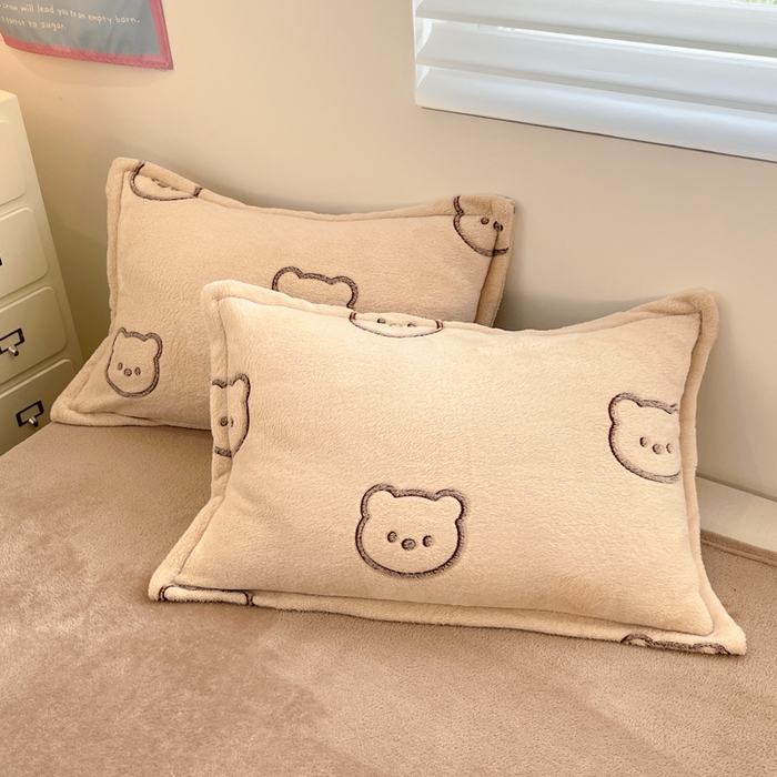 91家纺网 家纺一手货源 找家纺 川悦生活 2025新款立体雪花绒印花大床四件套系列二场景一 曲奇小熊