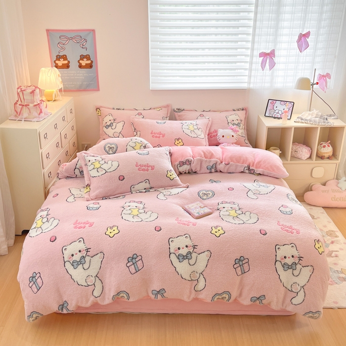 91家纺网 家纺一手货源 找家纺 川悦生活 2025新款立体雪花绒印花大床四件套系列二场景一 甜梦小猫