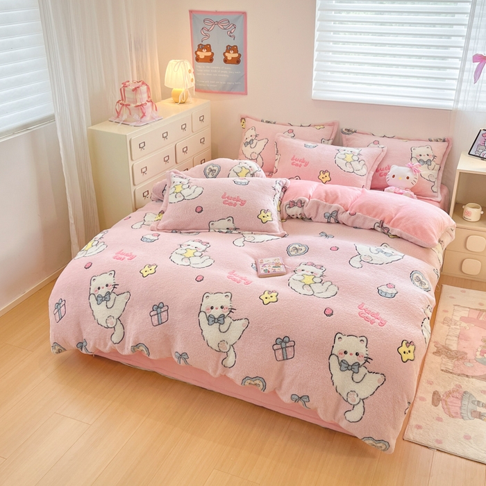 91家纺网 家纺一手货源 找家纺 川悦生活 2025新款立体雪花绒印花大床四件套系列二场景一 甜梦小猫