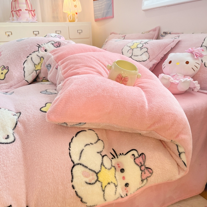 91家纺网 家纺一手货源 找家纺 川悦生活 2025新款立体雪花绒印花大床四件套系列二场景一 甜梦小猫