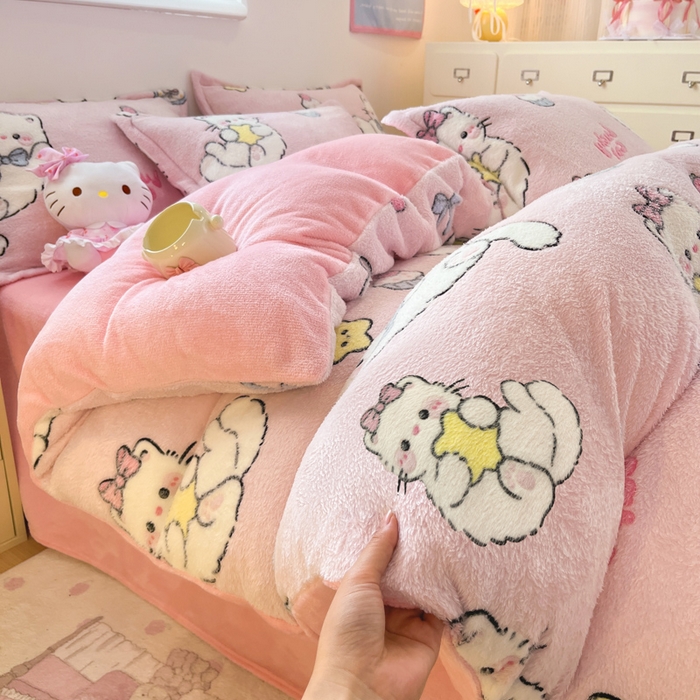 91家纺网 家纺一手货源 找家纺 川悦生活 2025新款立体雪花绒印花大床四件套系列二场景一 甜梦小猫