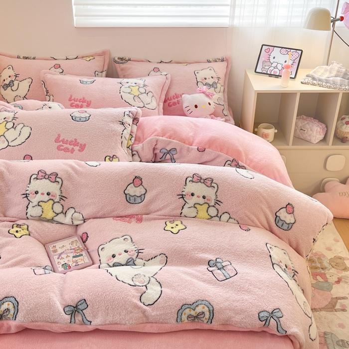 91家纺网 家纺一手货源 找家纺 川悦生活 2025新款立体雪花绒印花大床四件套系列二场景一 甜梦小猫