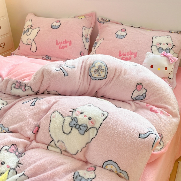 91家纺网 家纺一手货源 找家纺 川悦生活 2025新款立体雪花绒印花大床四件套系列二场景一 甜梦小猫