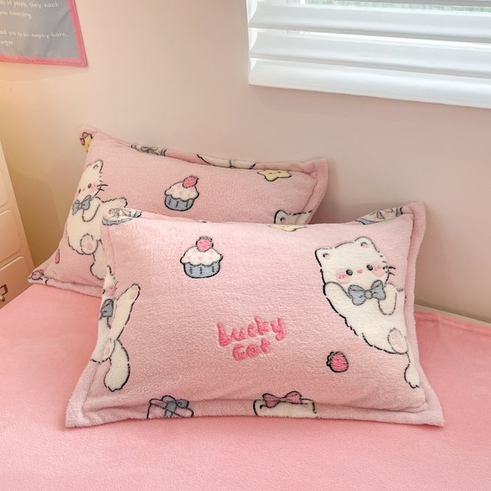 91家纺网 家纺一手货源 找家纺 川悦生活 2025新款立体雪花绒印花大床四件套系列二场景一 甜梦小猫