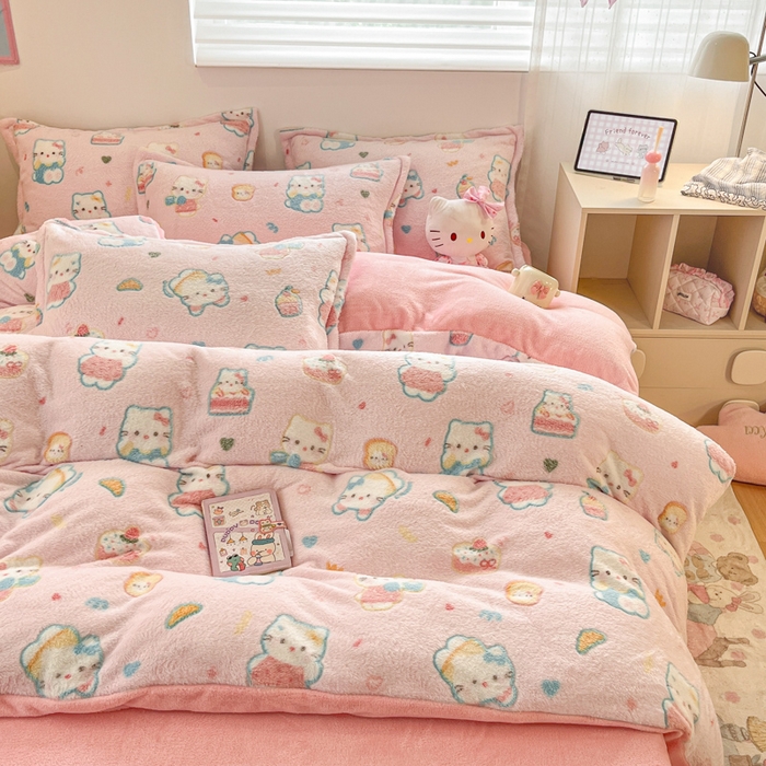 91家纺网 家纺一手货源 找家纺 川悦生活 2025新款立体雪花绒印花大床四件套系列二场景一 甜心喵喵