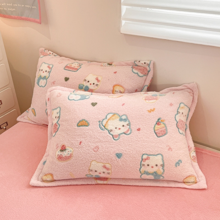 91家纺网 家纺一手货源 找家纺 川悦生活 2025新款立体雪花绒印花大床四件套系列二场景一 甜心喵喵