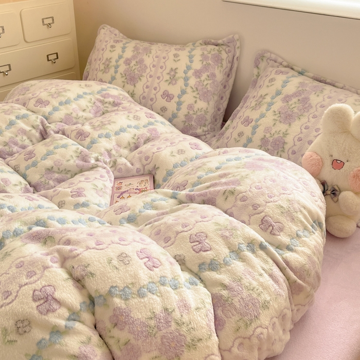 91家纺网 家纺一手货源 找家纺 川悦生活 2025新款立体雪花绒印花大床四件套系列二场景一 香芋花田