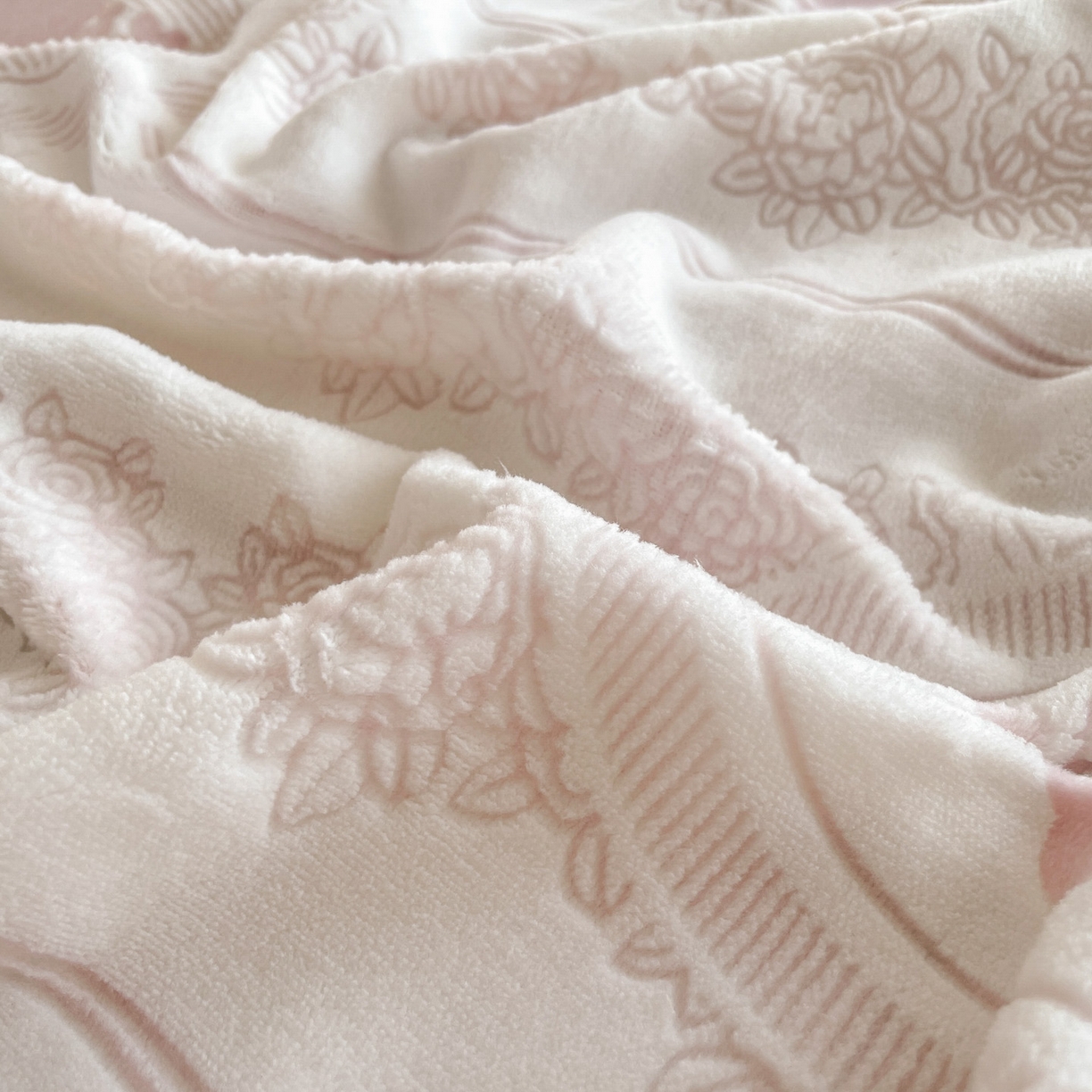 91家纺网 家纺一手货源 找家纺 居易简 2025新款A类高克重牛奶绒立体浮雕四件套 艾瑞-粉