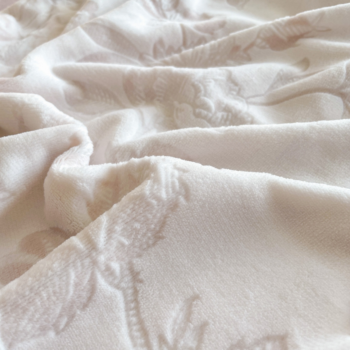 91家纺网 家纺一手货源 找家纺 居易简 2025新款A类高克重牛奶绒立体浮雕四件套 花季-粉