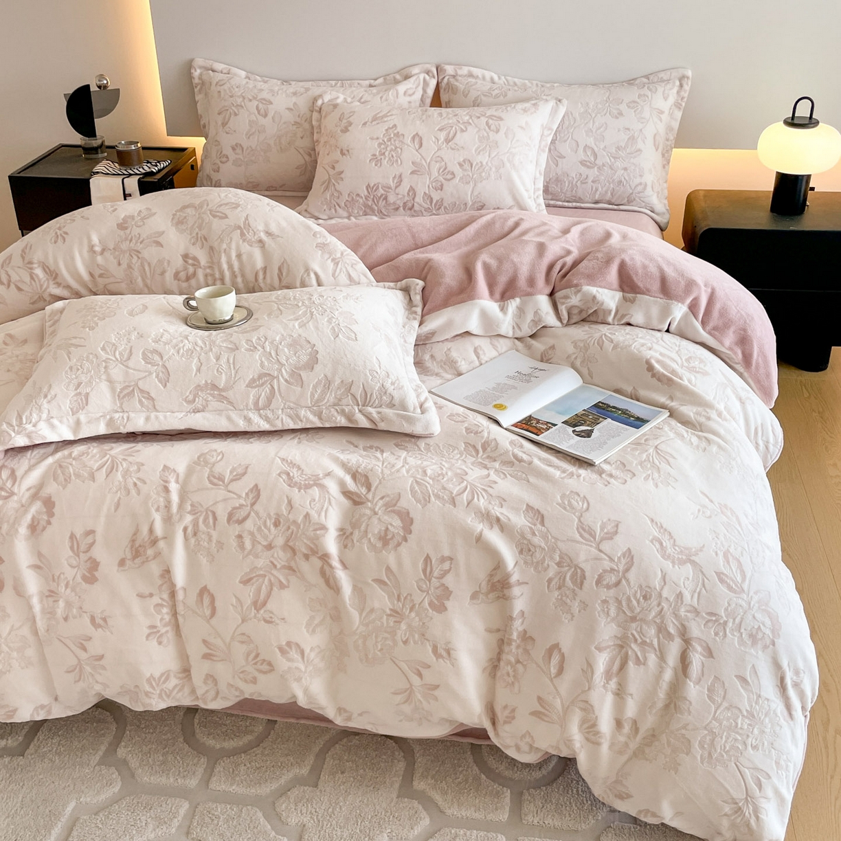 91家纺网 家纺一手货源 找家纺 居易简 2025新款A类高克重牛奶绒立体浮雕四件套 花季-粉