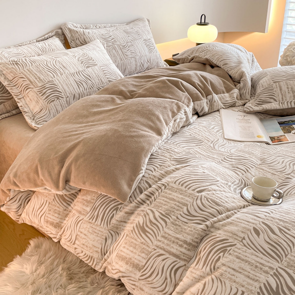 91家纺网 家纺一手货源 找家纺 居易简 2025新款A类高克重牛奶绒立体浮雕四件套 斑马暖咖