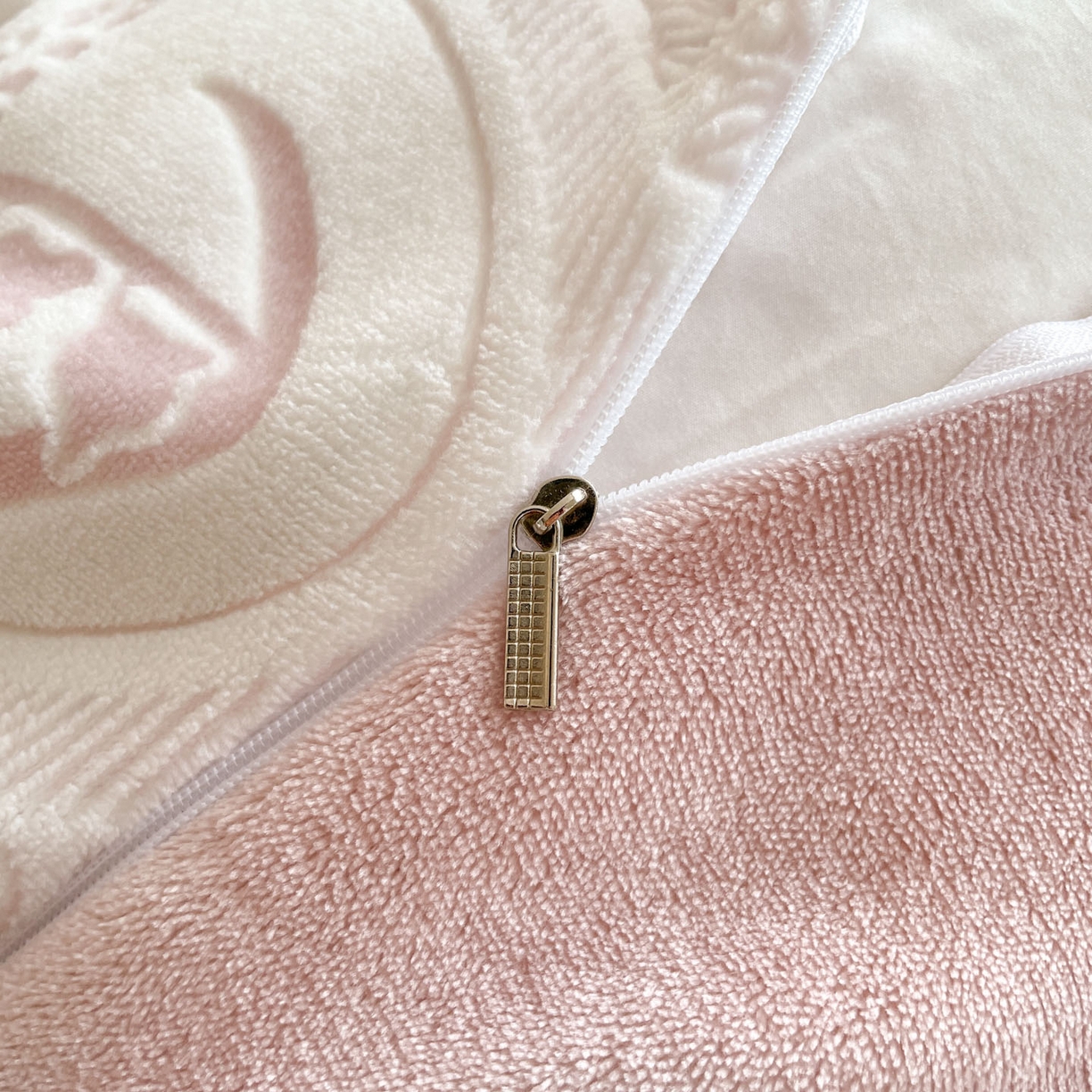 91家纺网 家纺一手货源 找家纺 居易简 2025新款A类高克重牛奶绒立体浮雕四件套 艾瑞-粉