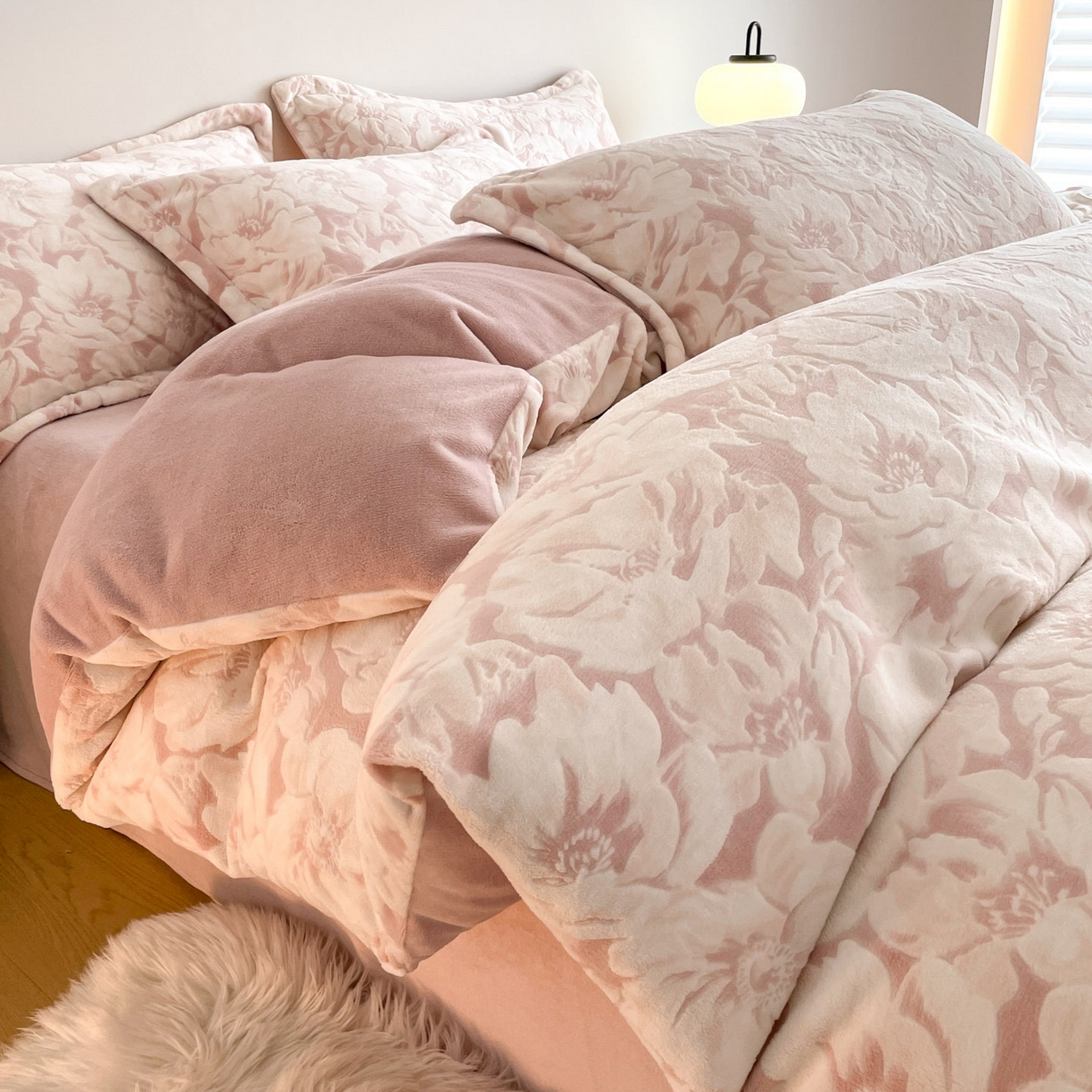 91家纺网 家纺一手货源 找家纺 居易简 2025新款A类高克重牛奶绒立体浮雕四件套 繁花-粉