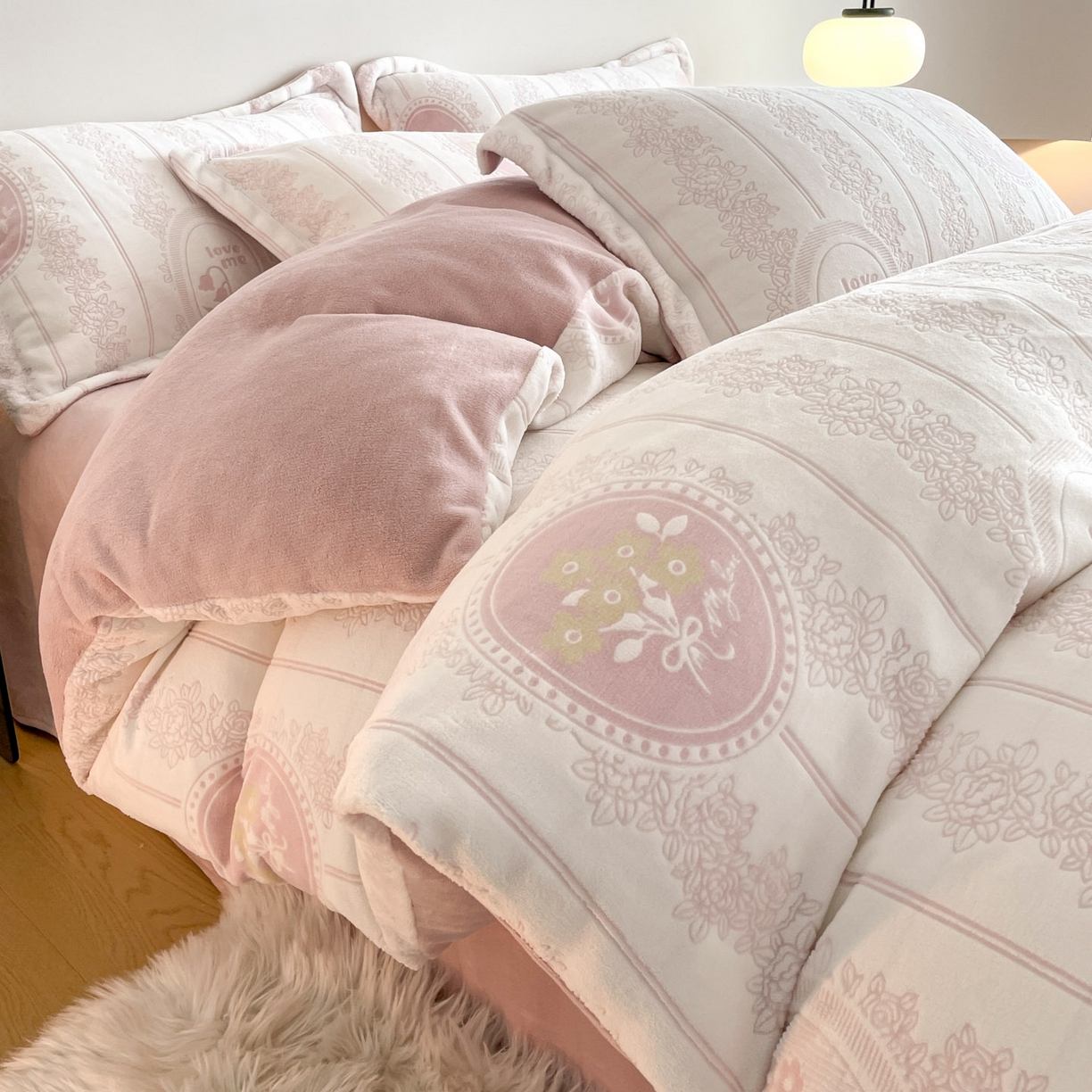 居易简 2025新款A类高克重牛奶绒立体浮雕四件套 艾瑞-粉