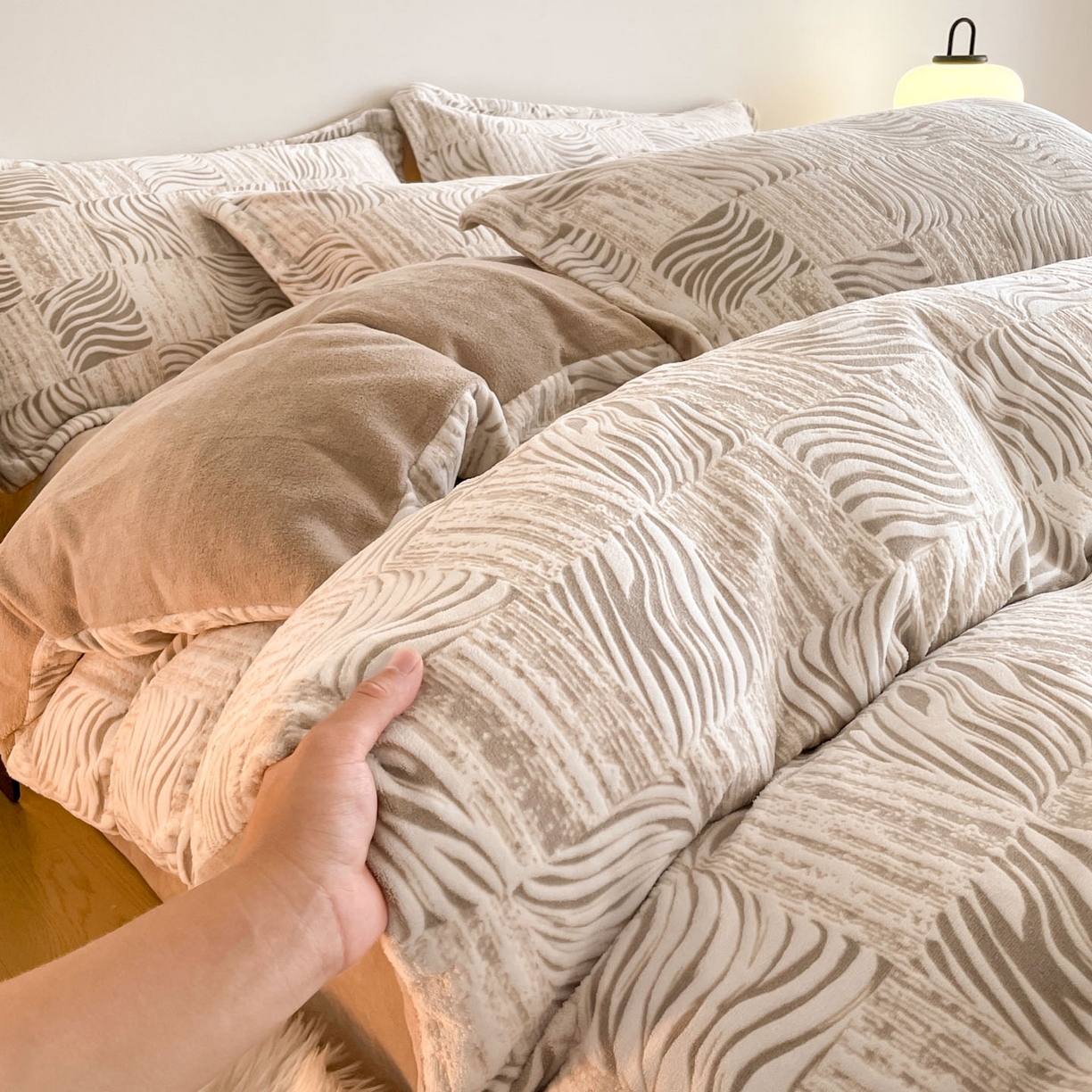 91家纺网 家纺一手货源 找家纺 居易简 2025新款A类高克重牛奶绒立体浮雕四件套 斑马暖咖