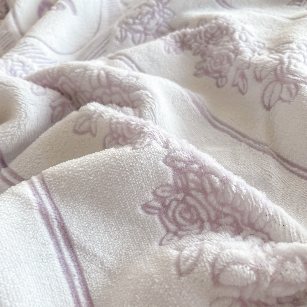 91家纺网 家纺一手货源 找家纺 居易简 2025新款A类高克重牛奶绒立体浮雕四件套 艾瑞-紫